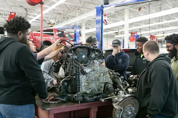What Is the Difference Between a Mechanic and a Technician
